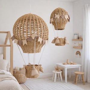 Decoración de techo con globos aerostáticos para habitación de bebé, estilo bohemio, escandinavo, minimalista y de género neutro.