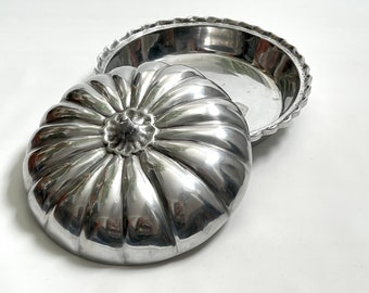 Cast Aluminum Deep Dish Pie Keeper with Pumpkin Lid, Collectible Kitchenware, Holiday Serving Dish, Thanksgiving Table