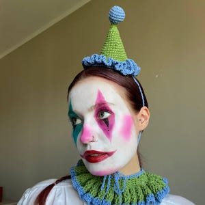 Gehäkelter Jester Hut & Rüschenkragen Set: Handgefertigtes Clown Kostüm