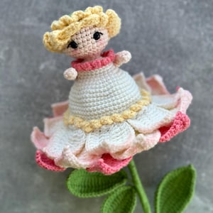 Schema all'uncinetto per bambola di fiori reversibile amigurumi: accoglienza natalizia