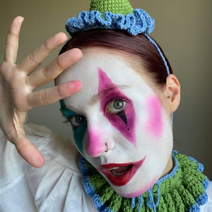 Jester hat collar ruffles crochet pattern, jester costume, clowncore, kidcore clown costume,halloween crochet pattern,weirdcore cosplay