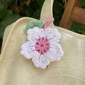 キーホルダー 桜のかぎ針編みパターン、かぎ針編みの植物のパターン、かぎ針編みの桜のパターン、かぎ針編みのアート、かぎ針編みのブーケ、造花