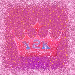 Può includere: Uno sfondo di glitter rosa con una corona rosa con il testo "Y2K glitter Papers" in lettere blu e bianche.