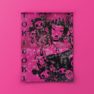 Può includere: Arte su tela rosa con un'illustrazione nera e rosa di una ragazza circondata da personaggi dei cartoni animati. La parola "TOKIDOKI" è stampata verticalmente a sinistra. L'opera d'arte ha un effetto glitterato.