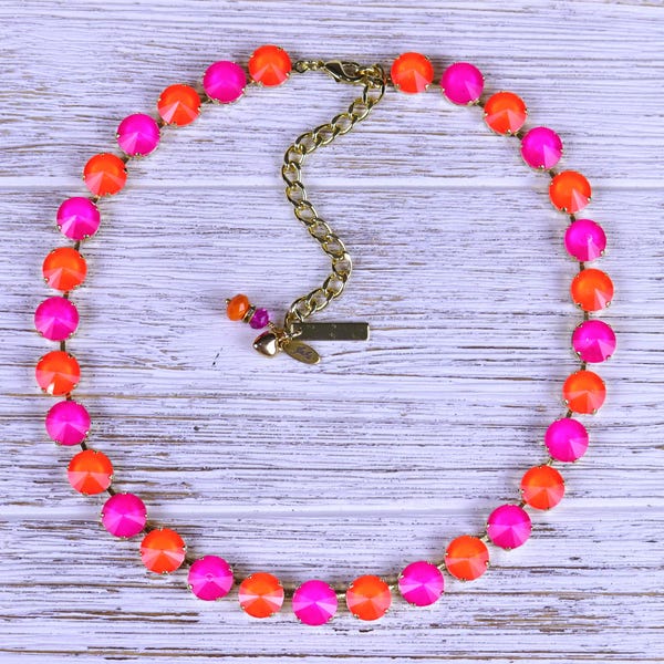Colar rosa neon e laranja, tênis rosa elétrico, rosa choque, Rivoli magenta, pulseira com cristais redondos de 12 mm, anel ajustável e brincos.