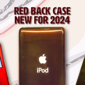 Puede incluir: Un iPod rojo con un logotipo de Apple blanco y el texto "iPod" en la parte posterior. La pantalla muestra la portada del álbum "Luxury Problems" de Andy Stott. El iPod está al lado de otros dos iPods con una carcasa trasera roja. El texto "RED BACK CASE NEW FOR 2024" está en la parte superior de la imagen.