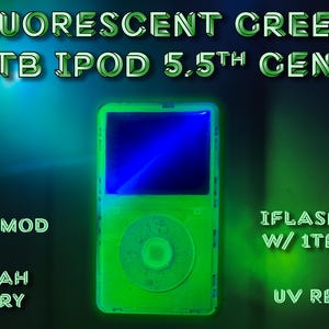 Könnte beinhalten: Ein grüner iPod der 5.5. Generation mit einem 1 TB iFlash-Adapter. Der iPod leuchtet unter UV-Licht und hat einen 3000 mAh Akku und einen Taptic Mod.