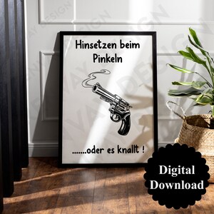 Puede incluir: Ilustración en blanco y negro de un revólver con humo saliendo del cañón. El texto "Hinsetzen beim Pinkeln......oder es knallt!" está escrito debajo de la imagen.