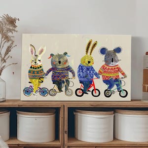 Fietsende gelukkige dieren illustratie natuur kinderkamerkunst, kinderkamer muurkunst print, cadeaus voor kinderen, kleurrijke dierenvrienden cartoon muurkunst