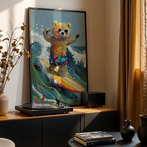 Surfing süße Bär glückliche Tiere Illustration Natur Kinderzimmer Kunst, Kinderzimmer Wand Kunst Druck, Geschenke für Kinder, Cartoon Illustration Wandkunst