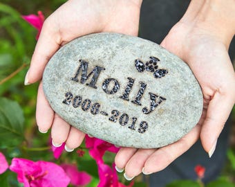 Piedra conmemorativa personalizada con forma de huella de mascota, grabado con nombre personalizado, recuerdo de piedra de río para mascotas, regalo para amantes de las mascotas, tumba de condolencia por la pérdida de un perro o gato.