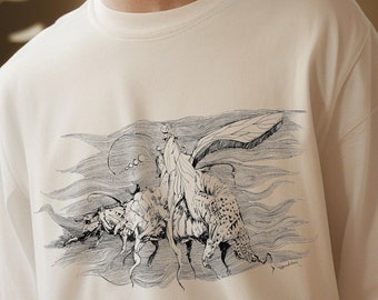 Könnte beinhalten: Ein weißes T-Shirt mit einer Schwarzweißillustration einer geflügelten Kreatur mit einem langen Schwanz. Die Kreatur ist von wirbelnden Linien umgeben und scheint zu fliegen.