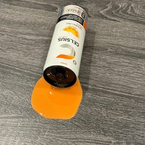 Fałszywy rozlany napój energetyczny Celsius Orange zdjęcie 2
