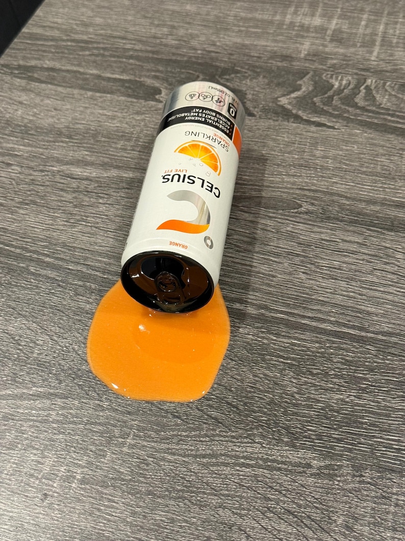 Fałszywy rozlany napój energetyczny Celsius Orange zdjęcie 2