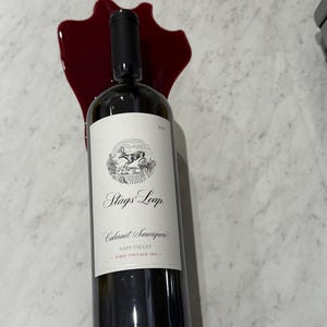 Fausse (faux) bouteille de vin renversée