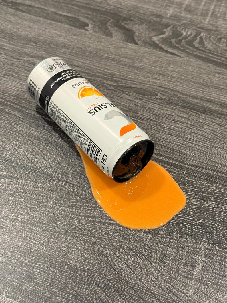 Fałszywy rozlany napój energetyczny Celsius Orange zdjęcie 1