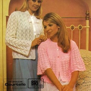 Peut inclure: Deux femmes portant des pulls en tricot. La femme de gauche porte un pull blanc à motif dentelle. La femme de droite porte un pull rose à motif dentelle. Les pulls sont faits avec du fil Courtelle. L'image comprend le texte "Patons Fairy Tale QK & 4 Ply 34-40 in. 86-102 cm."