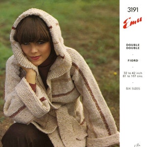 Puede incluir: Una chaqueta de punto beige con capucha, rayas marrones y un cinturón de lazo. La chaqueta está hecha de un hilo suave y texturizado y tiene un corte holgado. La modelo lleva la chaqueta con pantalones marrones. El número de patrón es 3191 y el nombre es Emu Double Double Fiord. El rango de tallas es de 32 a 42 pulgadas o de 81 a 107 centímetros.