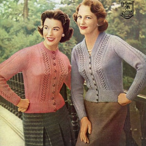 Puede incluir: Dos mujeres con cardigans de punto con cierre de botones. El cardigan de la izquierda es rosa y el de la derecha es azul claro. Ambos cardigans tienen un patrón de encaje. El texto de la imagen dice "V o cuello alto, mangas largas o cortas, 3 tallas, para un pecho de 81 a 107 cm. No. 1029, Precio 6d, Poppleton's, Defiance Knitting Wools."