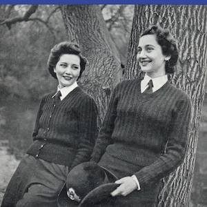 Könnte beinhalten: Ein Schwarzweißfoto von zwei Frauen, die Strickpullover tragen. Die Frauen sitzen vor einem Baum. Der Text auf dem Umschlag lautet "HAND-KNITS FOR SERVICE WOMEN 16 DESIGNS 9" Reprinted from VOGUE and VOGUE KNITTING BOOKS THE CONDE NAST PUBLICATIONS LTD."