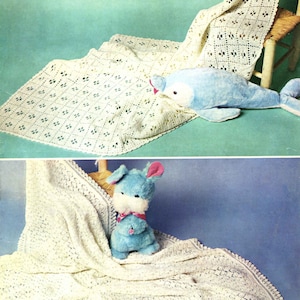 Puede incluir: Dos mantas de bebé blancas de ganchillo con diferentes patrones. La manta superior está colocada sobre una silla con un delfín de peluche azul encima. La manta inferior está extendida con un conejito de peluche azul encima. El texto de la imagen dice "Crocheted/Knitted in 3 ply weights 9930 9d Crochet shawl: 41 by 41 inches Knitted shawl: 48 by 48 inches approx."