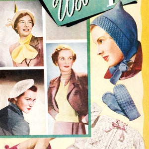 Op de afbeelding: Een vintage breipatronenboekje met de titel "Two Ounce Woolies 1/" en de tekst "Twenty Things to Make From Two Ounces of Wool". Het boekje bevat vier afbeeldingen van vrouwen die gebreide mutsen, sjaals en wanten dragen.