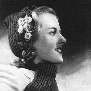 Può includere: Una fotografia in bianco e nero di una donna che indossa un cappello di lana con fiori all'uncinetto e una sciarpa di lana. Il testo sull'immagine recita "Bestway Leaflet No. 727 3d" e "Two Gay Hoods In Knitting and Crochet".