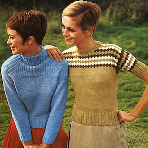 Könnte beinhalten: Zwei Frauen tragen gestrickte Pullover. Die Frau links trägt einen hellblauen Pullover und einen roten Rock. Die Frau rechts trägt einen braun-weiß gestreiften Pullover mit einem braunen Rock. Der Text auf dem Bild lautet "Patons Fiona Drei Größen für einen Brustumfang von 34-38 Zoll SC129 1/6d"