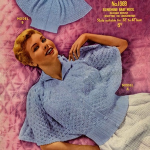 Peut inclure: Un cardigan bleu en tricot avec une fermeture boutonnée et un motif en dentelle. Le cardigan est posé sur un tissu matelassé rose. Le texte "Sirdar No. 1668 Sunshine Baby Wool Shrink Resist (Knitted or Crocheted) Style suitable for 32" to 42" bust 6p" est imprimé sur le tissu.
