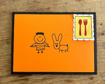Könnte beinhalten: Eine orangefarbene Karte mit schwarzem Rand zeigt eine einfache Zeichnung einer Person und eines Kaninchens. Oben rechts befindet sich eine gelbe und weiße Briefmarke mit einer roten Gabel und einem roten Löffel.