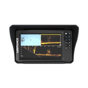 Può includere: Un ecoscandaglio Lowrance nero con visiera protettiva. Lo schermo mostra i dati del sonar, comprese le letture della profondità e le immagini subacquee. Il dispositivo ha pulsanti di controllo e il logo Lowrance.