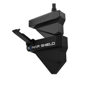 Pode incluir: Escudo sonar Garmin preto com o nome da marca em branco. O escudo tem um design angular único e um componente articulado. O texto "SONAR SHIELD" também é visível em branco. Um cabo preto estende-se da parte superior.