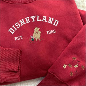 Magisches Land gestickter Rundhalsausschnitt, benutzerdefinierte Blätter auf den Ärmeln gesticktes Herbst-Sweatshirt, Herbsthonigbär-gesticktes T-Shirt, Halloween-Geschenk