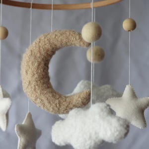 Móvil de fieltro con luna y estrellas para bebé – Decoración infantil hecha a mano – Móvil de cuna para baby shower – Móvil neutro para bebé – Móvil de género