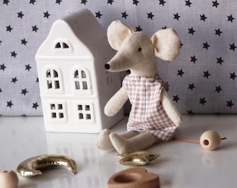 Handmade Waldorf Mouse with Quilted House – Collectible Nursery Decor – Mini Fabric Mouse Doll – Miniature Stuffed Animal – Tilda Mouse