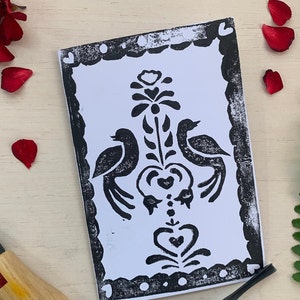 Biglietto in stampatello fatto a mano con “piccioncini scandinavi”: linoleum polacca intagliato, stampato e disegnato a mano. Anniversario, San Valentino o Natale