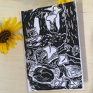 Tarjeta de felicitación con grabado en madera "Zorro entre las hojas de otoño" hecha a mano: arte en linóleo tallado e impreso a mano. Hermoso regalo para cumpleaños o aniversario.