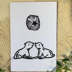 Tarjeta con grabado en madera "Amor de oso polar" hecha a mano: linograbado tallado a mano, impreso y diseñado. Navidad, día de San Valentín, primer aniversario, nacimiento