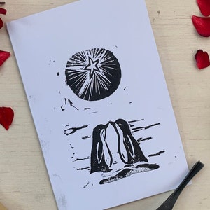 Tarjeta con grabado en madera "Penguin Love" hecha a mano: linograbado tallado, impreso y diseñado a mano. Tarjeta para Navidad, San Valentín o primer aniversario