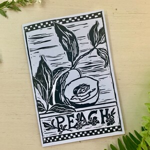 "Handgemachte ""Cottage Peaches"" Grußkarte im Blockprint Design: Handgeschnittener, gedruckter und gestalteter Garten-Linolschnitt." Einweihungsparty, Geburtstag