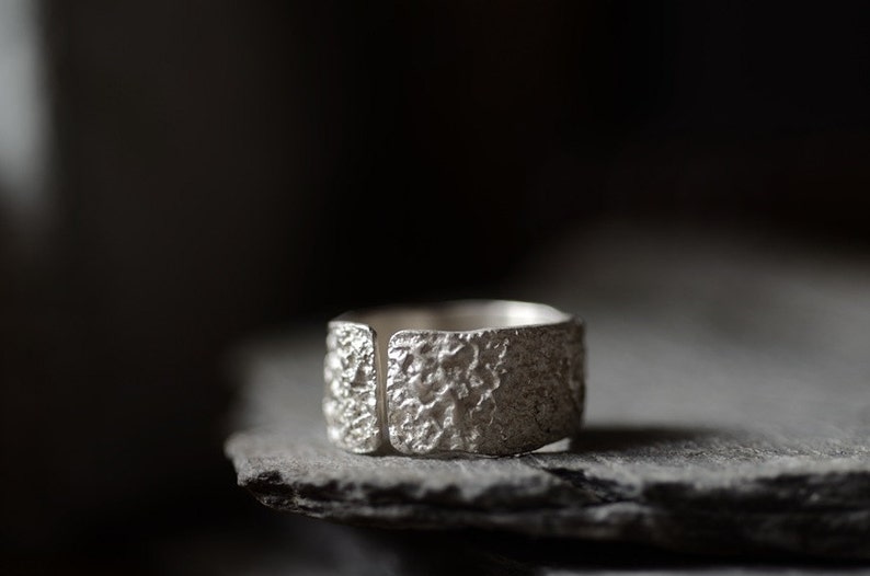 OXYDE adjustable silver band, raw finish, rich texture ring: Wabisabi inspired design imagen 2