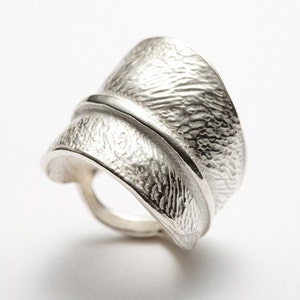 Textured leaf, silver ring - statement ring - Central Park - RedSofa jewelry