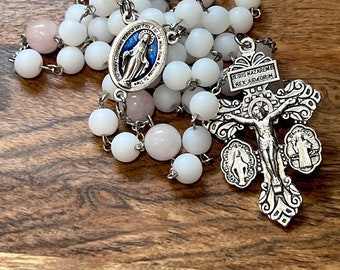 Rosario Católico hecho a mano, Rosario, Cuentas de Oración, Cuentas de Vidrio, Regalo, Oración, Católico, Blanco Mate, San Benito, Medalla Milagrosa, Crucifijo