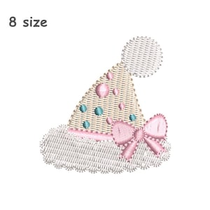 Puede incluir: Un diseño de bordado de un gorro de fiesta con un cono beige con lunares rosas y azul turquesa, un pompón blanco en la parte superior, un borde festoneado blanco y un lazo rosa en el lateral. El texto 8 size es visible en la esquina superior.