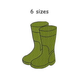 Könnte beinhalten: Ein Paar olivgrüne Gummistiefel mit einer texturierten, gestickten Optik und dunklen Umrandungen. Über den Stiefeln steht der Text "6 sizes" in einer einfachen, dunkelgrauen Schrift. Das Design ist vor einem schlichten weißen Hintergrund.