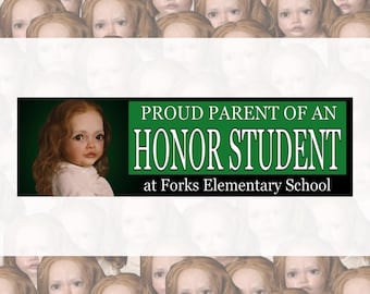 Op de afbeelding: Groene en witte bumper sticker met de tekst "Proud Parent of an Honor Student at Forks Elementary School". Een jong meisje met lang bruin haar is afgebeeld aan de linkerkant van de sticker.