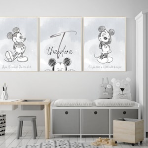Láminas de arte de pared personalizadas de Mickey Mouse en gris: juego de 3 obras de arte digital clásicas de Mickey para la decoración de la habitación de los niños