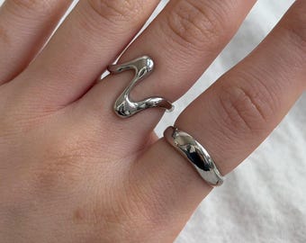 Anillo minimalista de acero inoxidable plateado con ondas fundidas