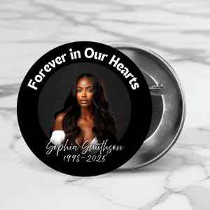 Könnte beinhalten: Schwarz-weißer Knopf mit einem Foto einer Frau und dem Text "Forever in Our Hearts" und "Sophia Smithson 1998-2025".