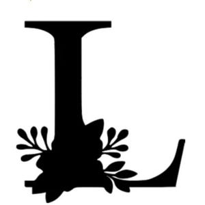 Pode incluir: Um autocolante preto com a letra maiúscula L decorada com um arranjo floral na base. Acima da letra, o texto Decal Designs By Leanne é exibido em letra cursiva preta, acompanhado por um pequeno ícone de borboleta dourada.